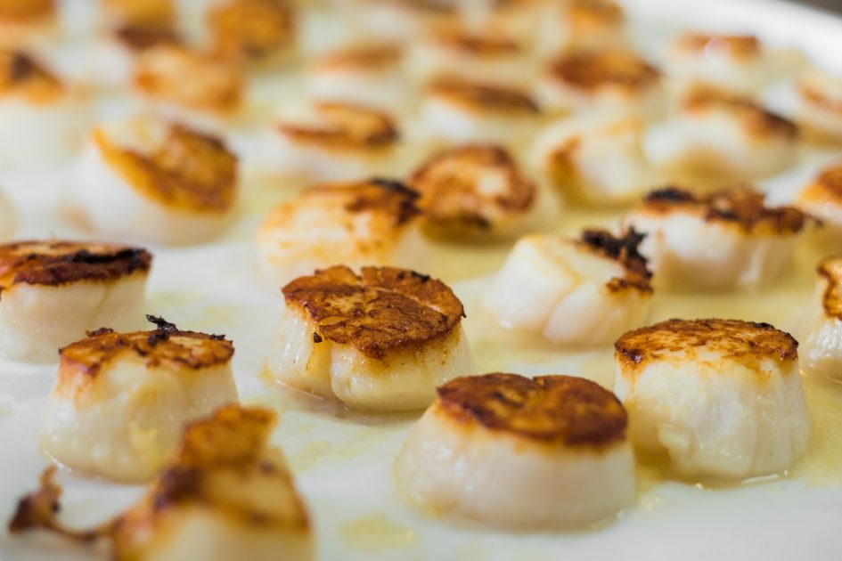 Tasty cooked�scallops on pan